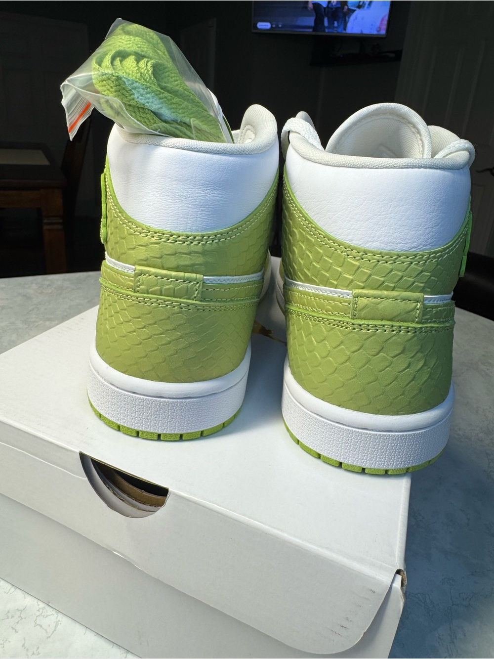 Jordan 1 Mid - Green Python - Picture 3 of 6